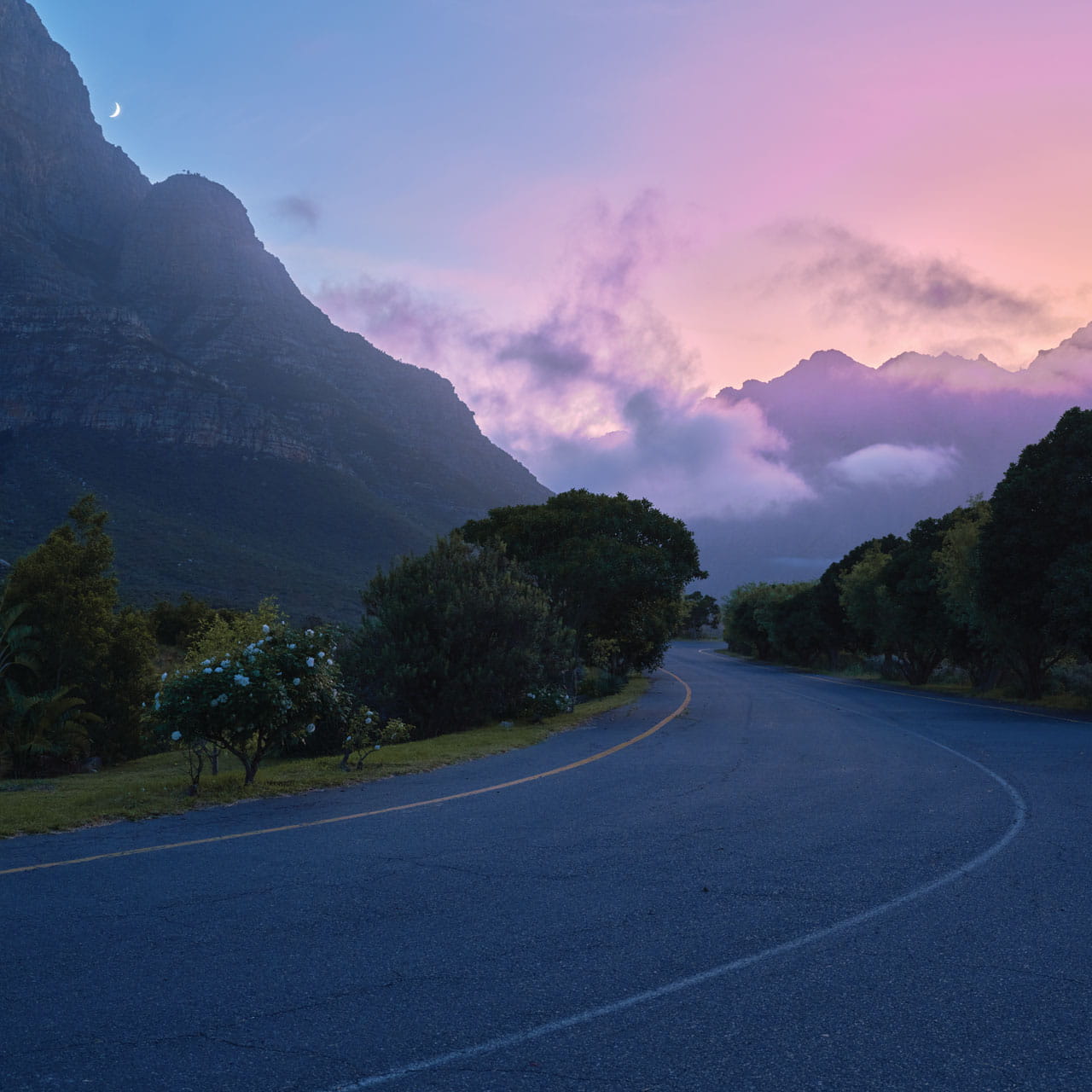Coucher de soleil entre les montagnes